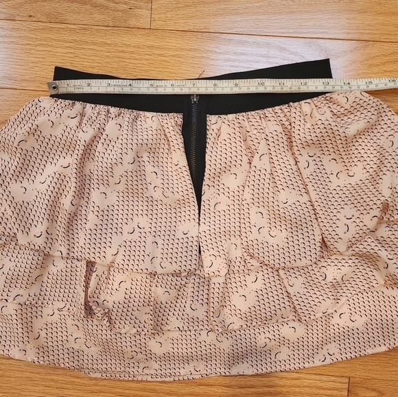 Rachael & Chloe salmon pink with abstract design ruffled mini skirt size medium - Picture 7 of 9
